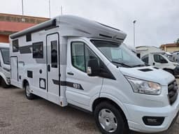 Horon Fit 81 XT - Semintegrale compatto con letti gemelli